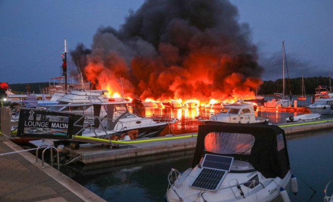 Порт горит в Хорватии, владельцы лодок спасаются, прыгая в море