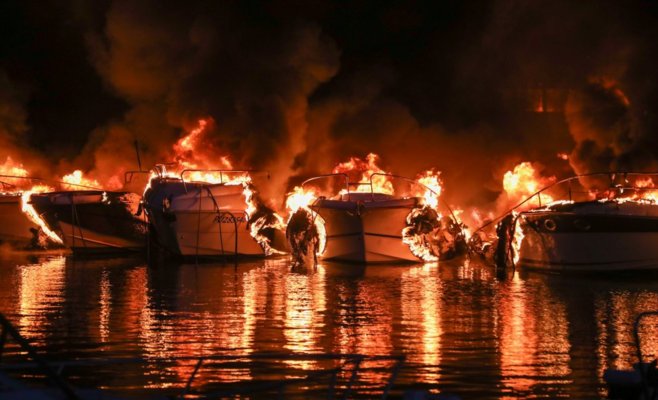Порт горит в Хорватии, владельцы лодок спасаются, прыгая в море