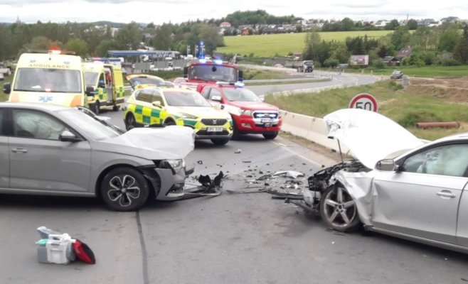 Автомобили столкнулись лоб в лоб в Клатовах. Четыре женщины получили травмы