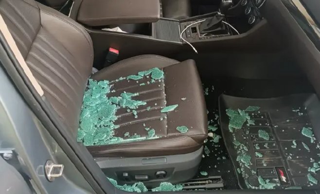 За 14 дней вор обокрал 16 автомобилей в Остраве. Во всех из них люди забывали вещи.