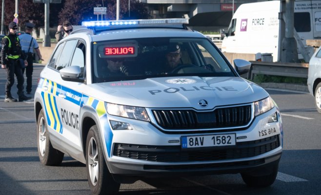 Находящийся в состоянии наркотического опьянения водитель BMW уходил от офицеров и в конце концов врезался в их машину.