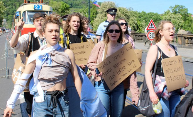 Дорогое жилье беспокоит молодых людей больше, чем войны или климат