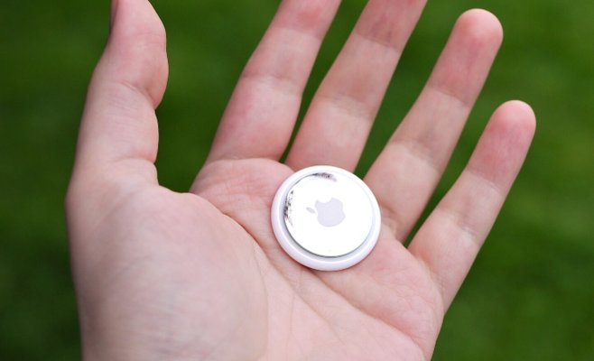 Худший ночной кошмар: Женщина обнаружила чужой AirTag в ботинке сына