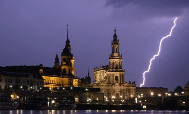 Молния в Дрездене ранила 12 человек, двоих пришлось реанимировать