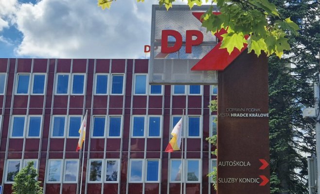 Пассажиры в Градец-Кралове оплатили проезд картой, а банк снял сотни крон