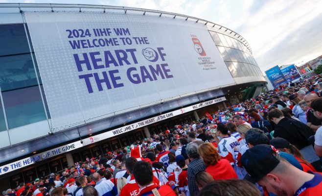 Десятки обманутых фанатов остались за воротами стадиона перед матчем с Канадой