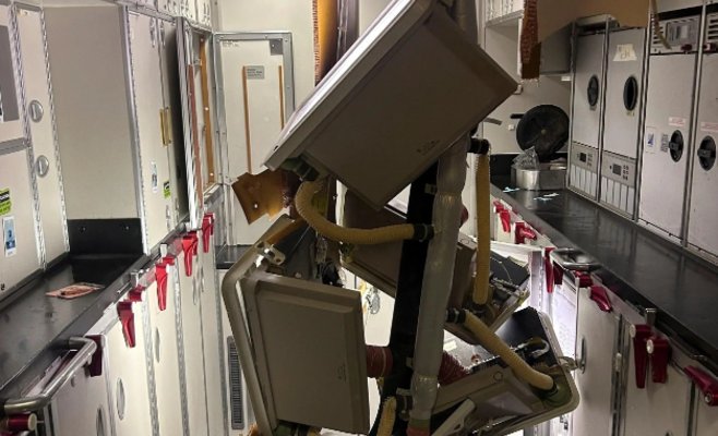 Тяжелые травмы и кровотечения: Видео показывает последствия трагических турбуленций на рейсе из Лондона