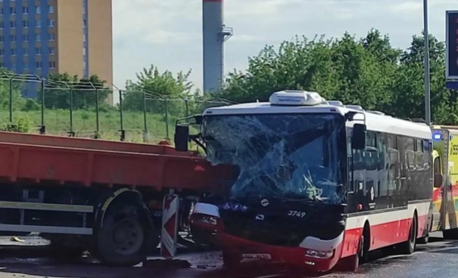 В Праге автобус столкнулся с грузовиком: более десяти пострадавших, объявлен план экстренной помощи
