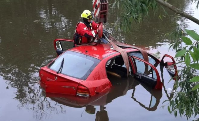 Автомобиль упал в пруд после заноса в деревне в районе Йиглавы: это уже не первая авария на этом месте