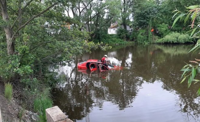 Автомобиль упал в пруд после заноса в деревне в районе Йиглавы: это уже не первая авария на этом месте