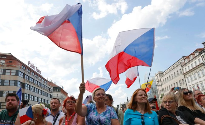 Оппоненты забросали Томио Окамура яйцами на Вацлавской площади