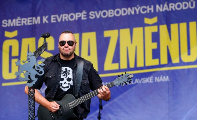 Оппоненты забросали Томио Окамура яйцами на Вацлавской площади