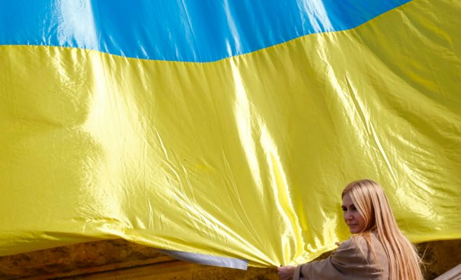 Оппоненты забросали Томио Окамура яйцами на Вацлавской площади