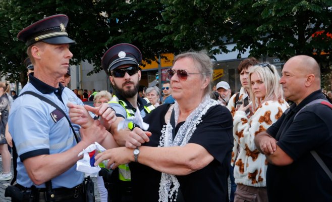 Оппоненты забросали Томио Окамура яйцами на Вацлавской площади