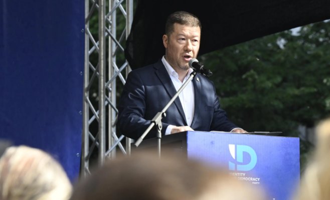 Оппоненты забросали Томио Окамура яйцами на Вацлавской площади