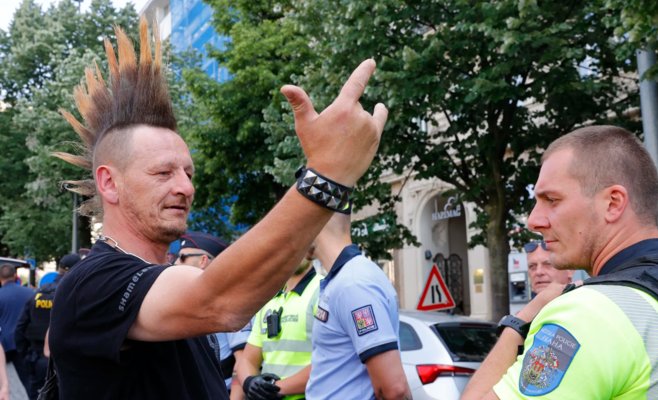 Оппоненты забросали Томио Окамура яйцами на Вацлавской площади