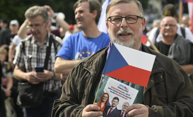 Оппоненты забросали Томио Окамура яйцами на Вацлавской площади