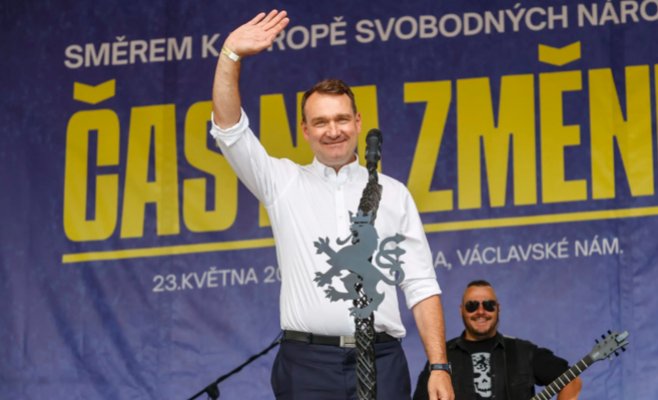 Оппоненты забросали Томио Окамура яйцами на Вацлавской площади