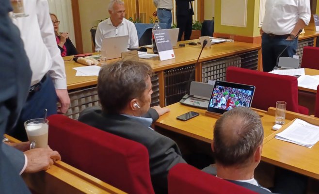 Пражские депутаты хотели смотреть хоккей, но мэр им это запретил