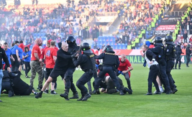 Скандал на футбольном поле в Плзни: болельщики подрались после финала Кубка