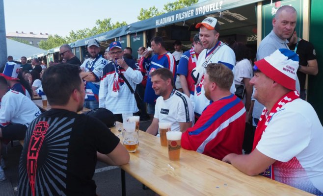 Хоккей на Староместской площади только в воскресенье: если будет медаль, будет и торжественная встреча