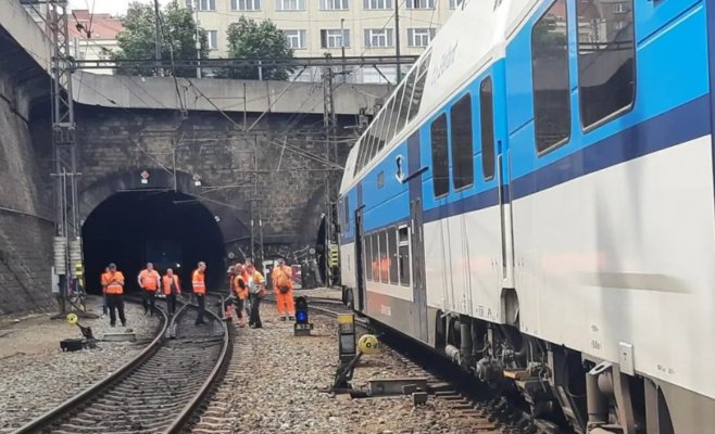 В Праге на вокзале столкнулись поезд и локомотив: двое пострадавших