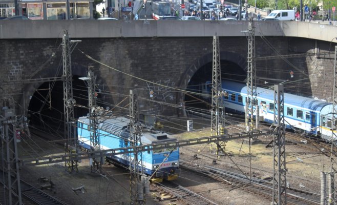 В Праге на вокзале столкнулись поезд и локомотив: двое пострадавших