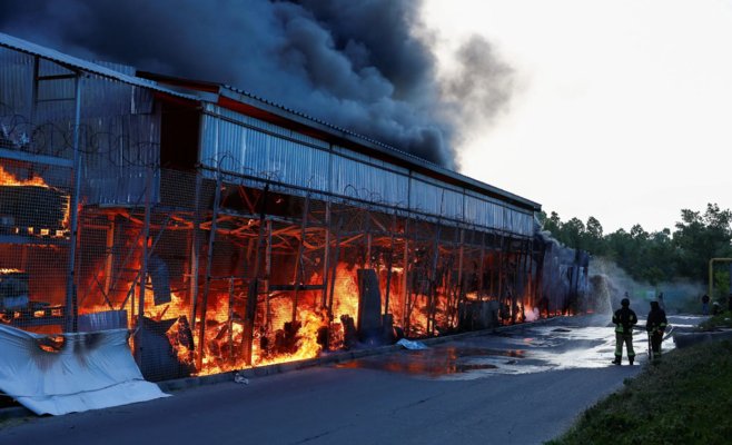 Русские нанесли удар по гипермаркету в Харькове, внутри могло находиться до 200 человек