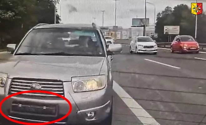 Как в фильме о Бонде: водитель в Праге менял регистрационные номера прямо перед полицией