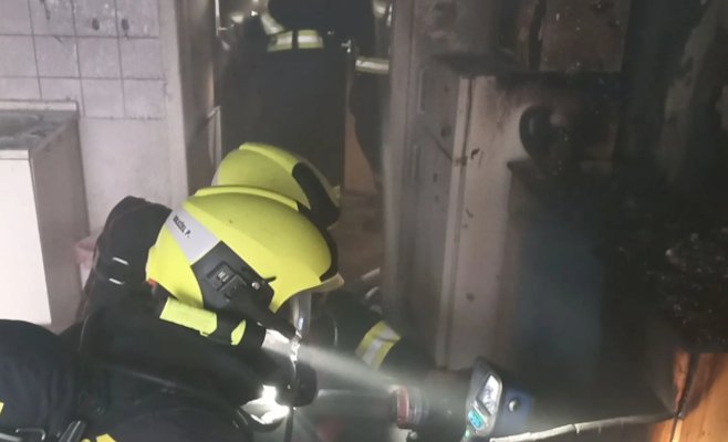 В Злине хозяйка квартиры выпрыгнула из окна вместе с собакой, спасаясь от пожара