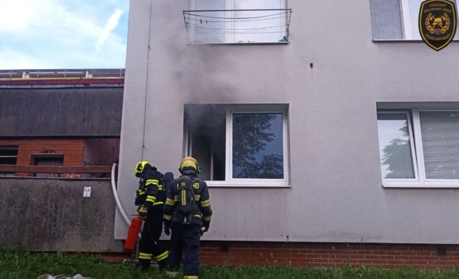 В Злине хозяйка квартиры выпрыгнула из окна вместе с собакой, спасаясь от пожара