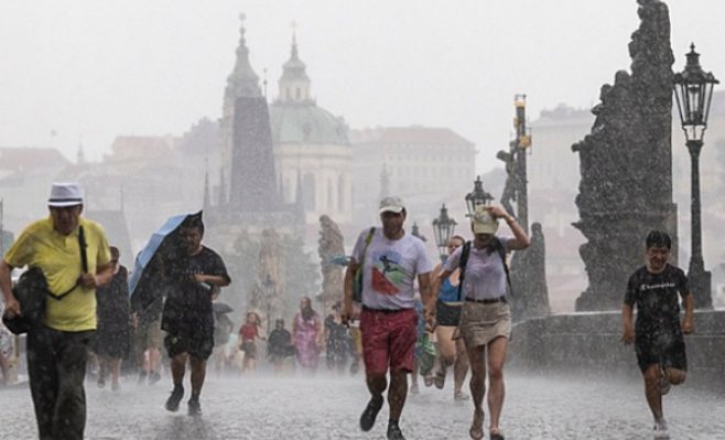 Внимание: по всей Чехии ожидаются сильные грозы с ветром и градом