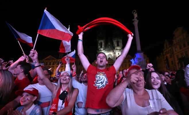 Фанаты на площадях празднуют золото Чехии. Чехи вновь стали чемпионами мира по хоккею спустя 14 лет