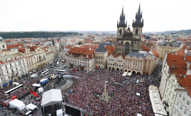 Чешские хоккеисты празднуют титул на Староместской площади