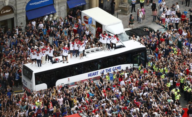 Чешские хоккеисты празднуют титул на Староместской площади