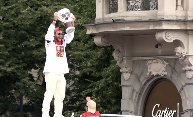 Чешские хоккеисты празднуют титул на Староместской площади