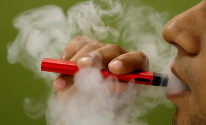 Количество молодых курильщиков растет. Они предпочитают в основном электронные сигареты и снюс