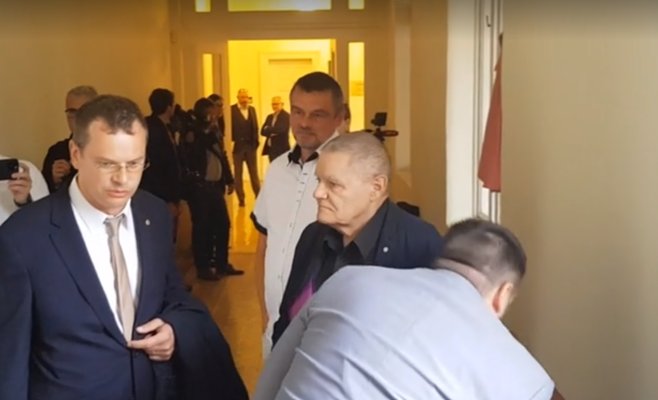 Бывший элитный судья, обвиняемый в коррупции, упал в обморок при чтении обвинения. Его увезла скорая