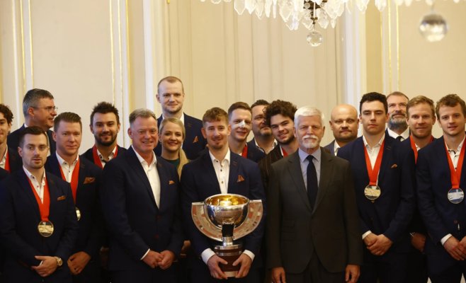 Петр Павел получил золотую медаль: Президент принял хоккеистов на Пражском Граде