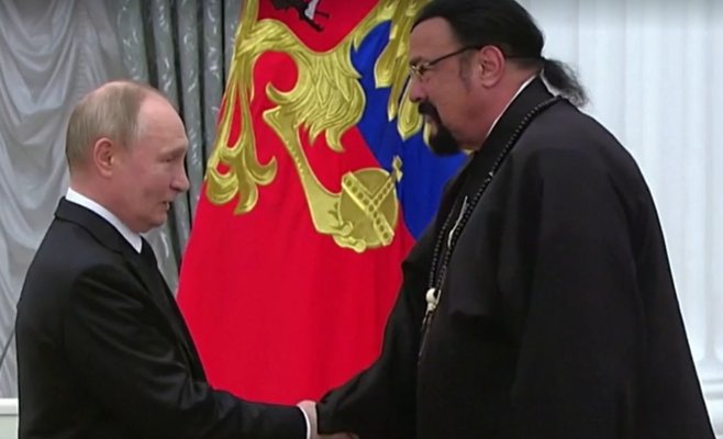 Стивен Сигал получил орден от Путина. Речь читал с мобильного телефона