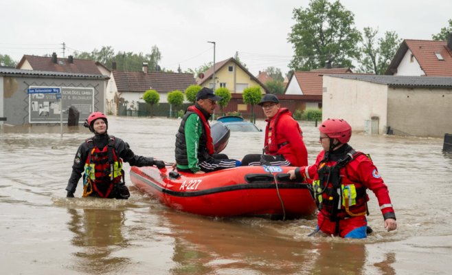 Пожарный погиб при спасении людей в затопленной Баварии
