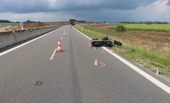 Водитель грузовика задел зеркалом пассажирку мотоциклиста. Оба оказались в больнице