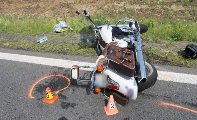 Водитель грузовика задел зеркалом пассажирку мотоциклиста. Оба оказались в больнице