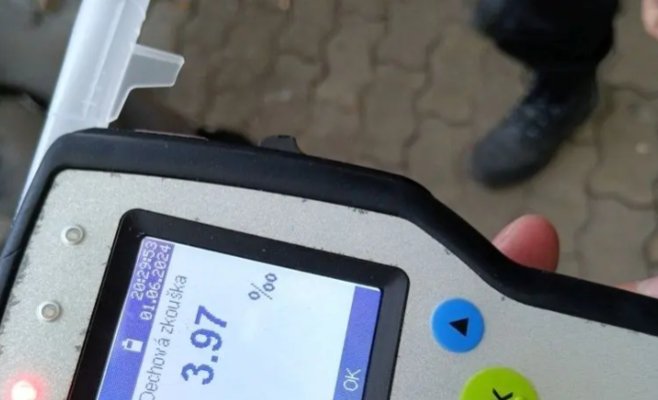 Водитель в Плзни с почти тремя промилле врезался в полицейскую машину, выехав на встречную полосу