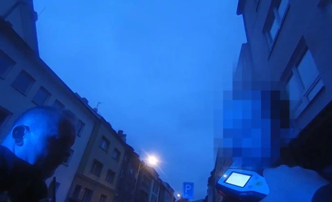 Водитель в Плзни с почти тремя промилле врезался в полицейскую машину, выехав на встречную полосу