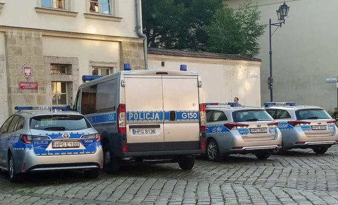 Молодой водитель в Польше насмерть сбил женщину, ее дочь и внучку на глазах у членов семьи