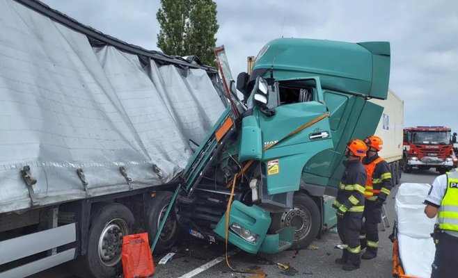 Авария трех грузовиков заблокировала движение на D2 более чем на восемь часов