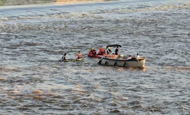 Двойка сплавлялась по Влтаве в Праге на надувной лодке и застряла у Карлова моста