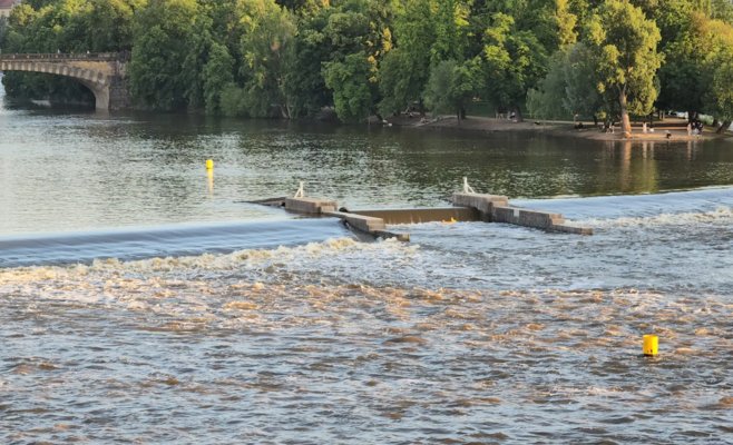 Двойка сплавлялась по Влтаве в Праге на надувной лодке и застряла у Карлова моста