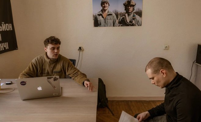 Семнадцатилетние украинцы должны вернуться из-за границы и зарегистрироваться на военную службу